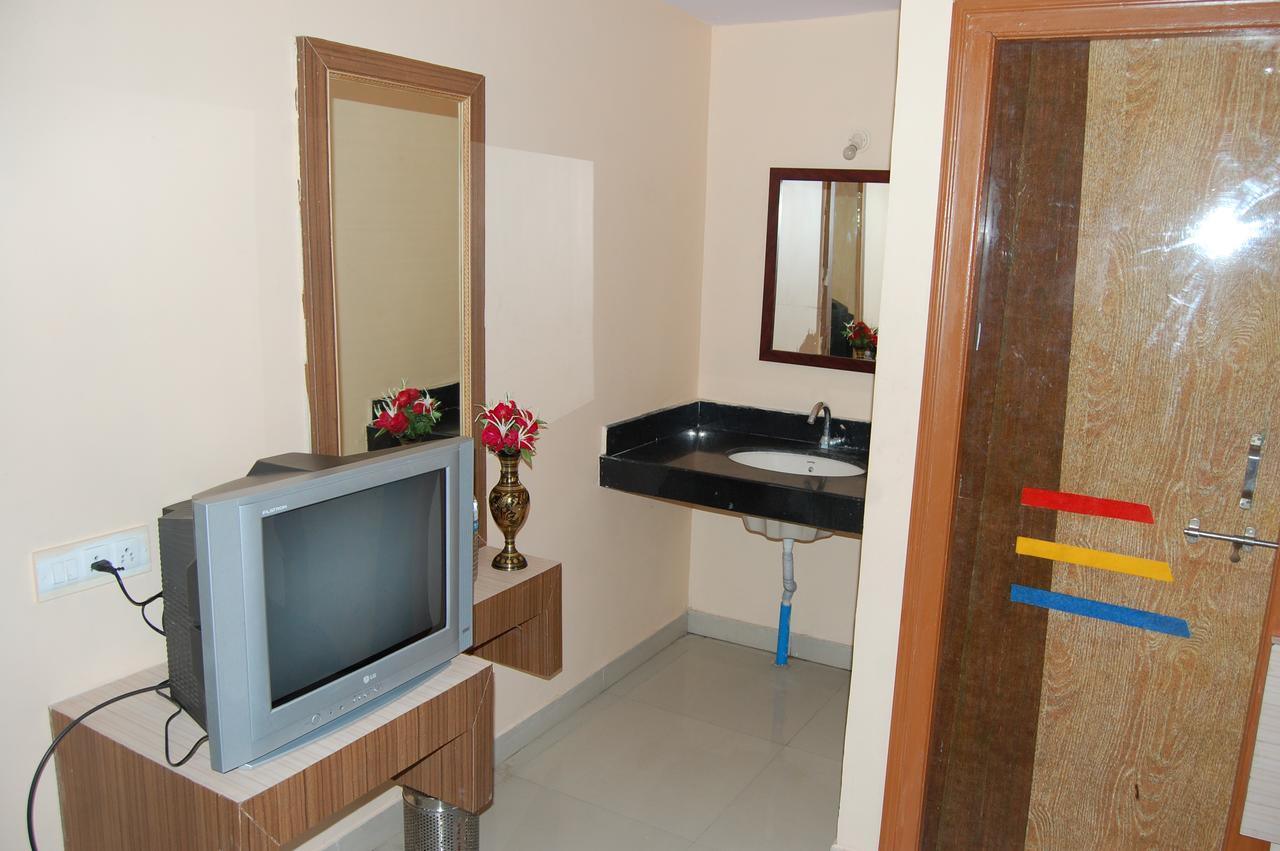 Hotel Utsav Shirdi Exteriör bild