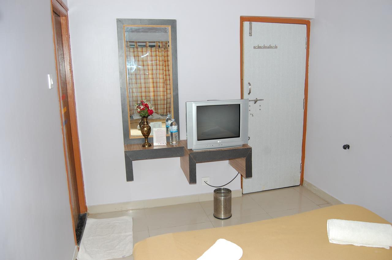 Hotel Utsav Shirdi Exteriör bild