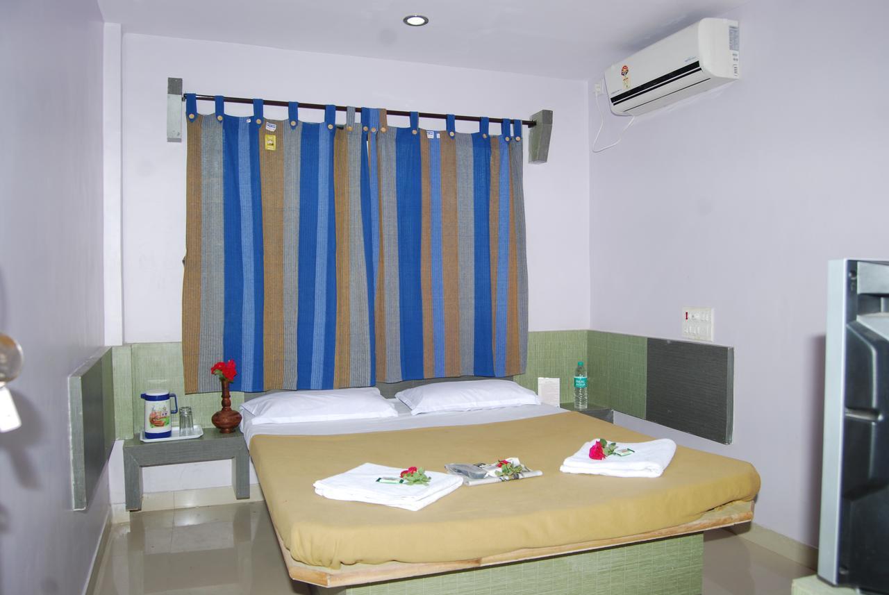 Hotel Utsav Shirdi Exteriör bild