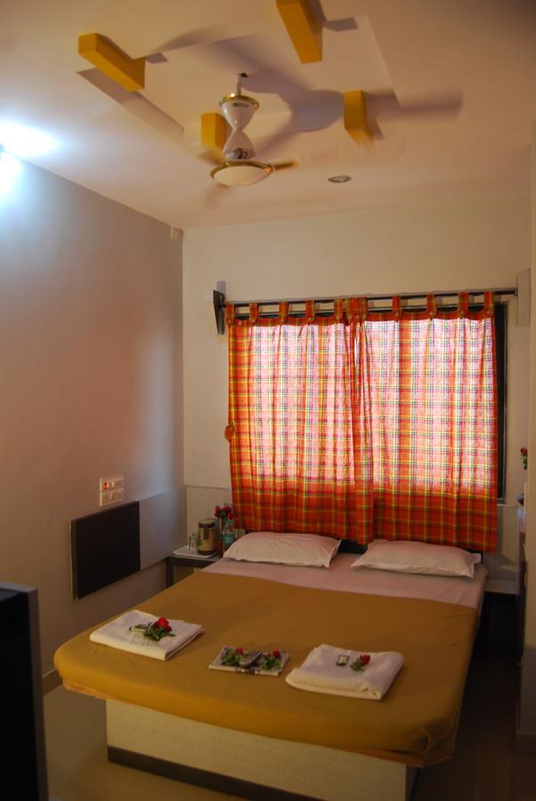 Hotel Utsav Shirdi Exteriör bild