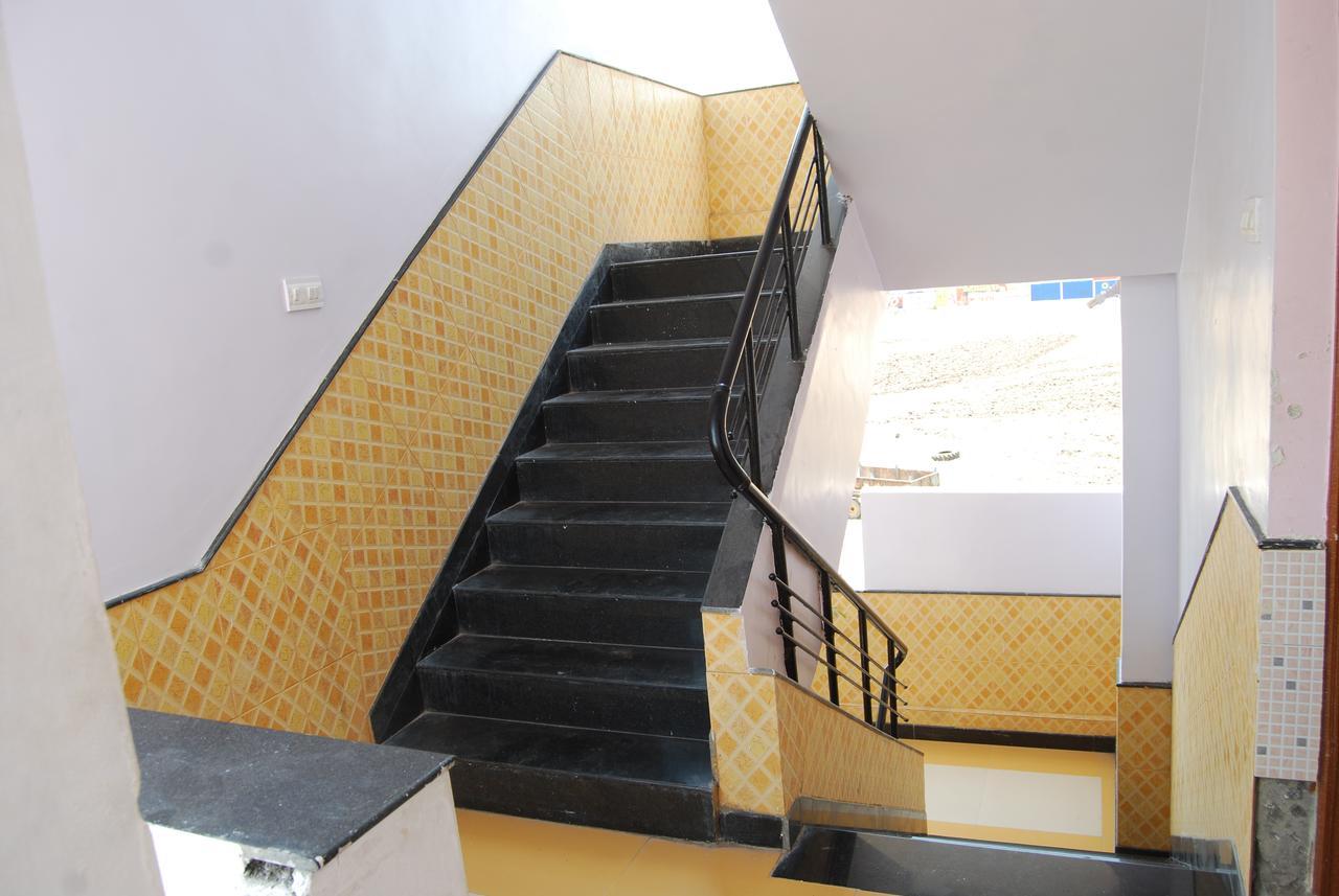 Hotel Utsav Shirdi Exteriör bild