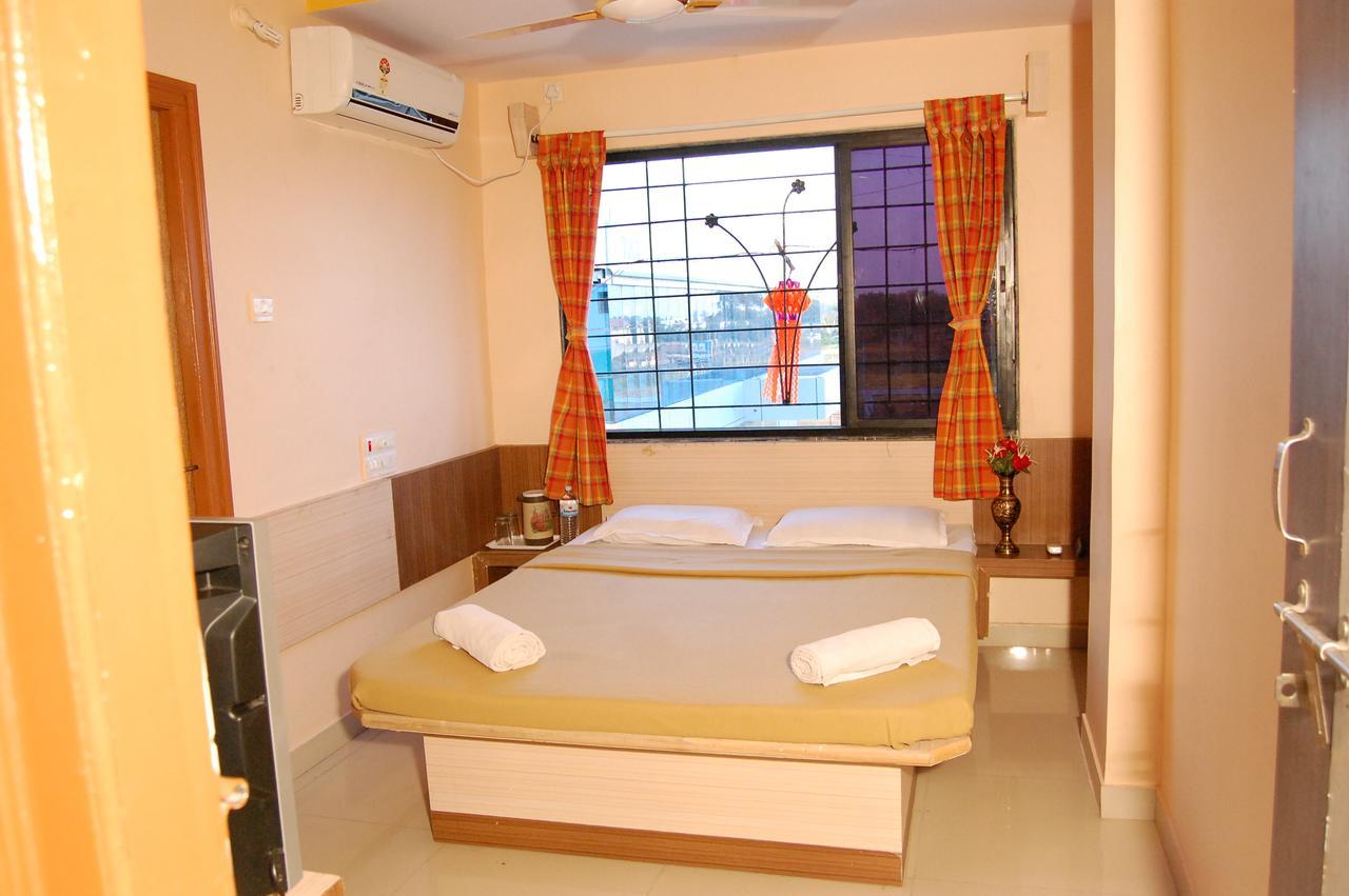 Hotel Utsav Shirdi Exteriör bild