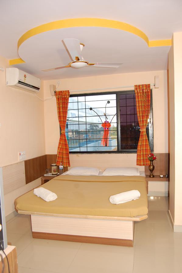 Hotel Utsav Shirdi Exteriör bild
