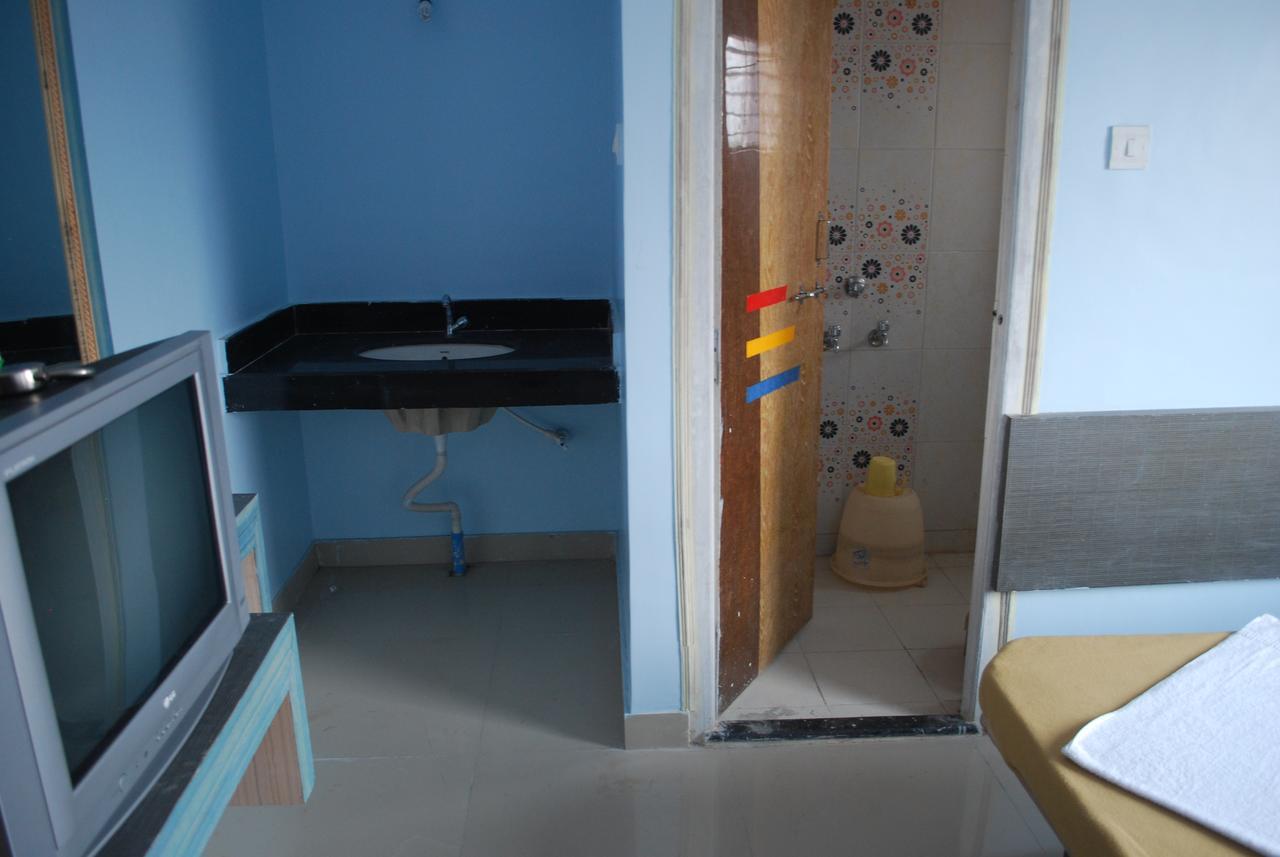 Hotel Utsav Shirdi Exteriör bild