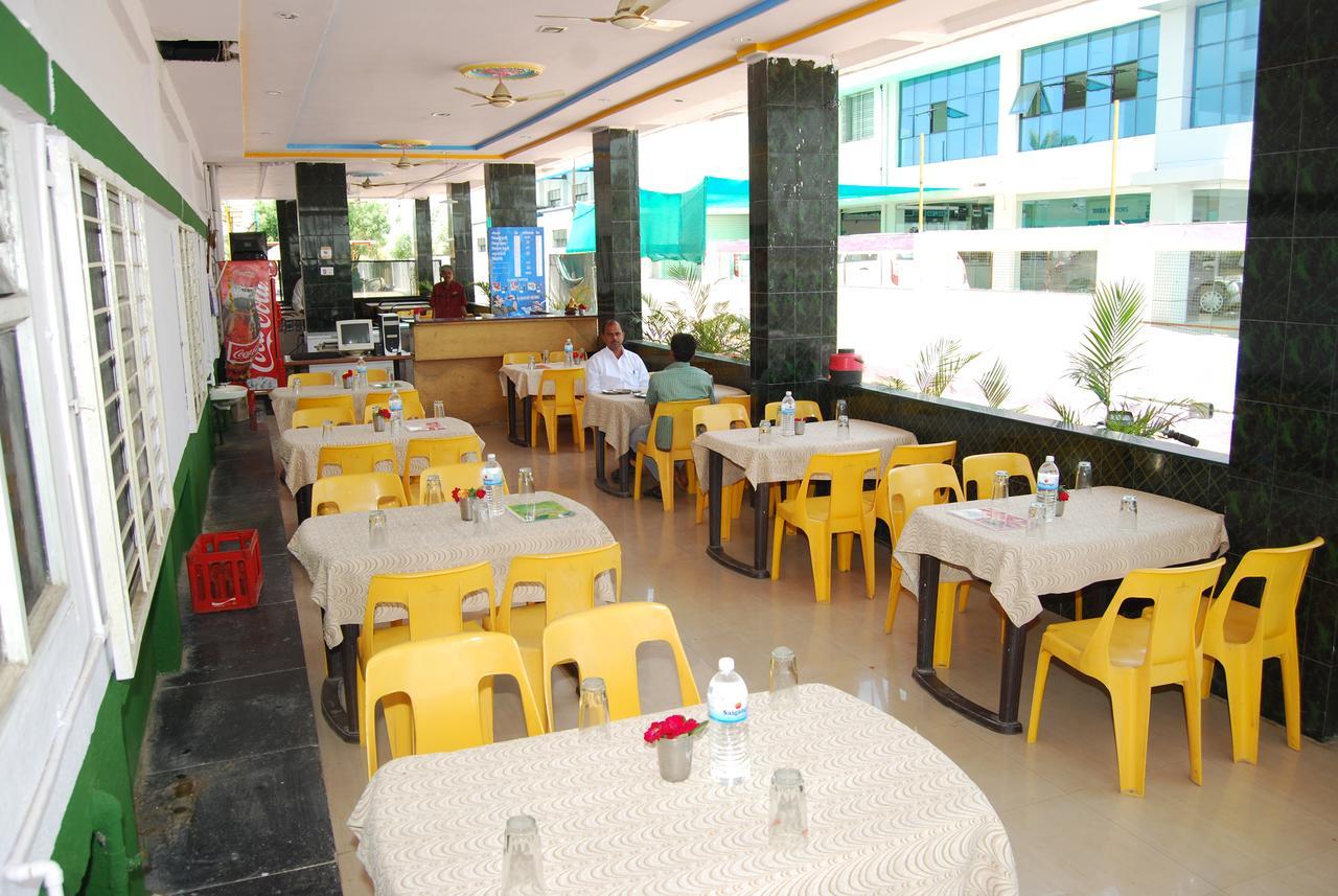 Hotel Utsav Shirdi Exteriör bild
