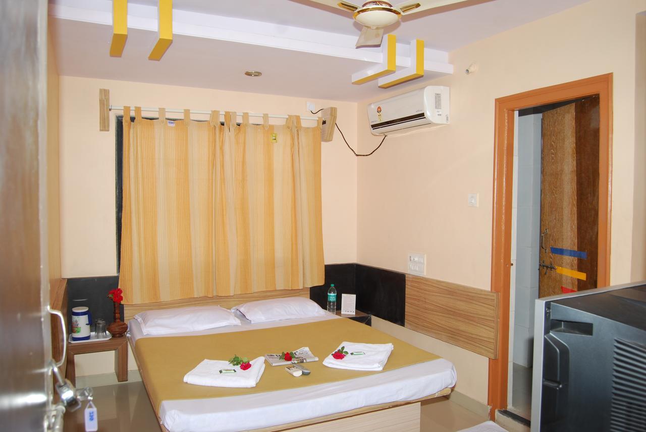Hotel Utsav Shirdi Exteriör bild