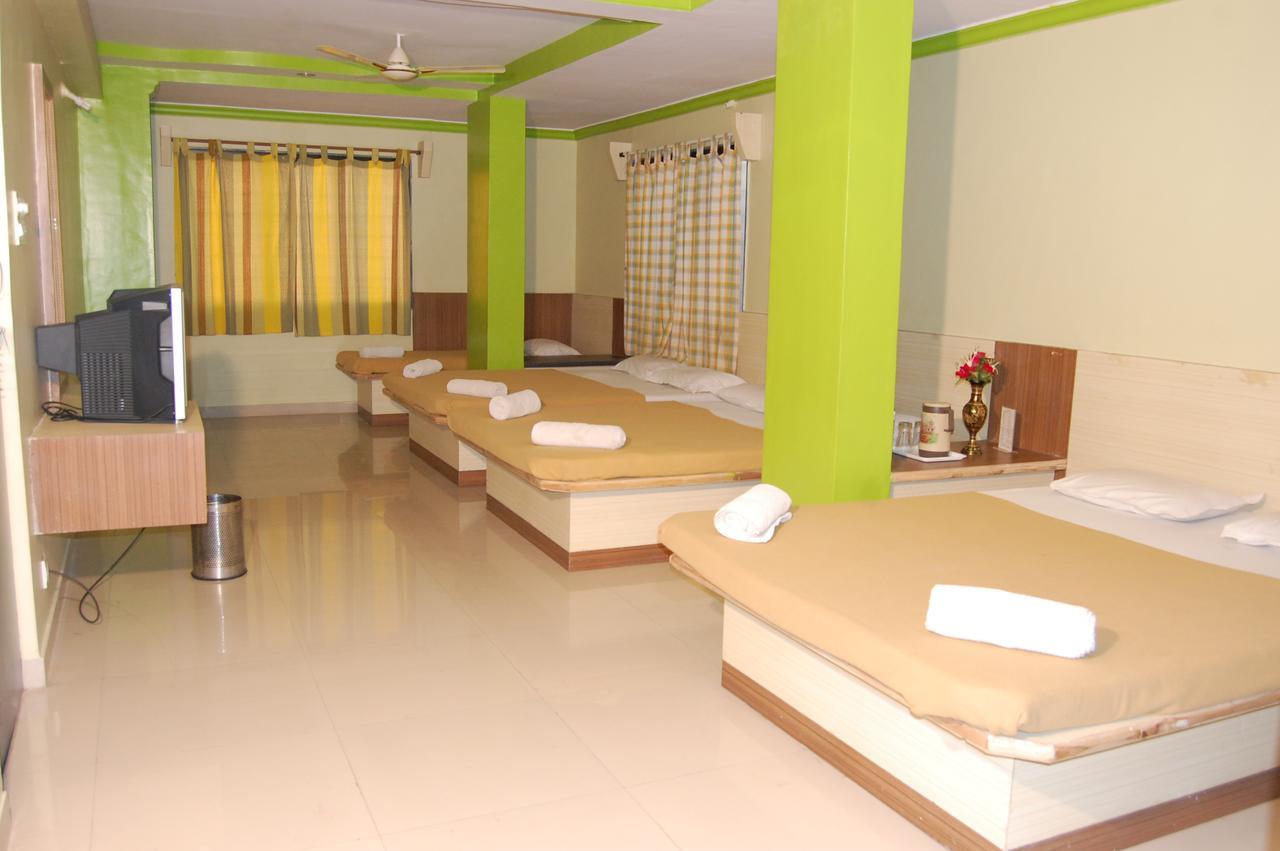 Hotel Utsav Shirdi Exteriör bild