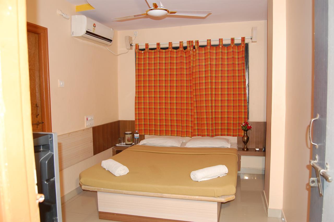 Hotel Utsav Shirdi Exteriör bild