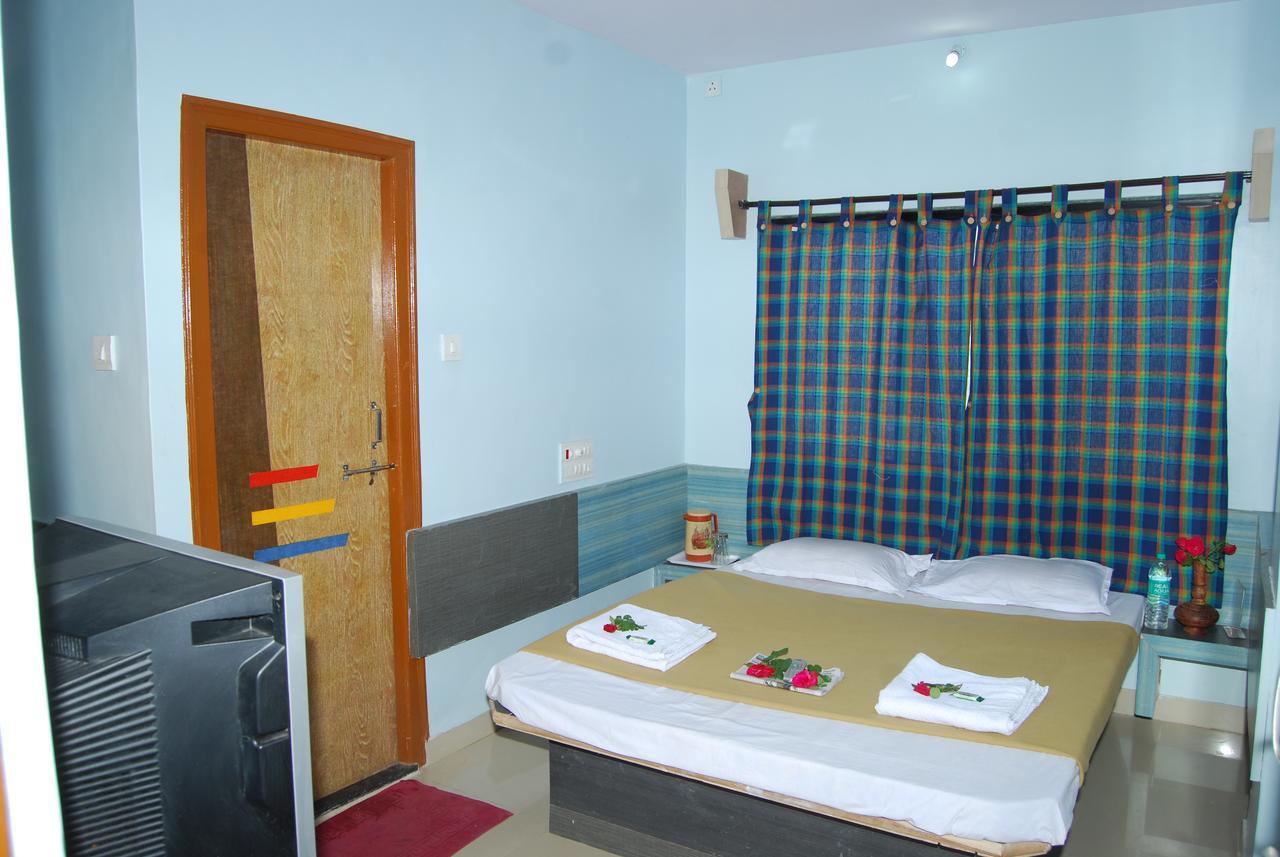 Hotel Utsav Shirdi Exteriör bild