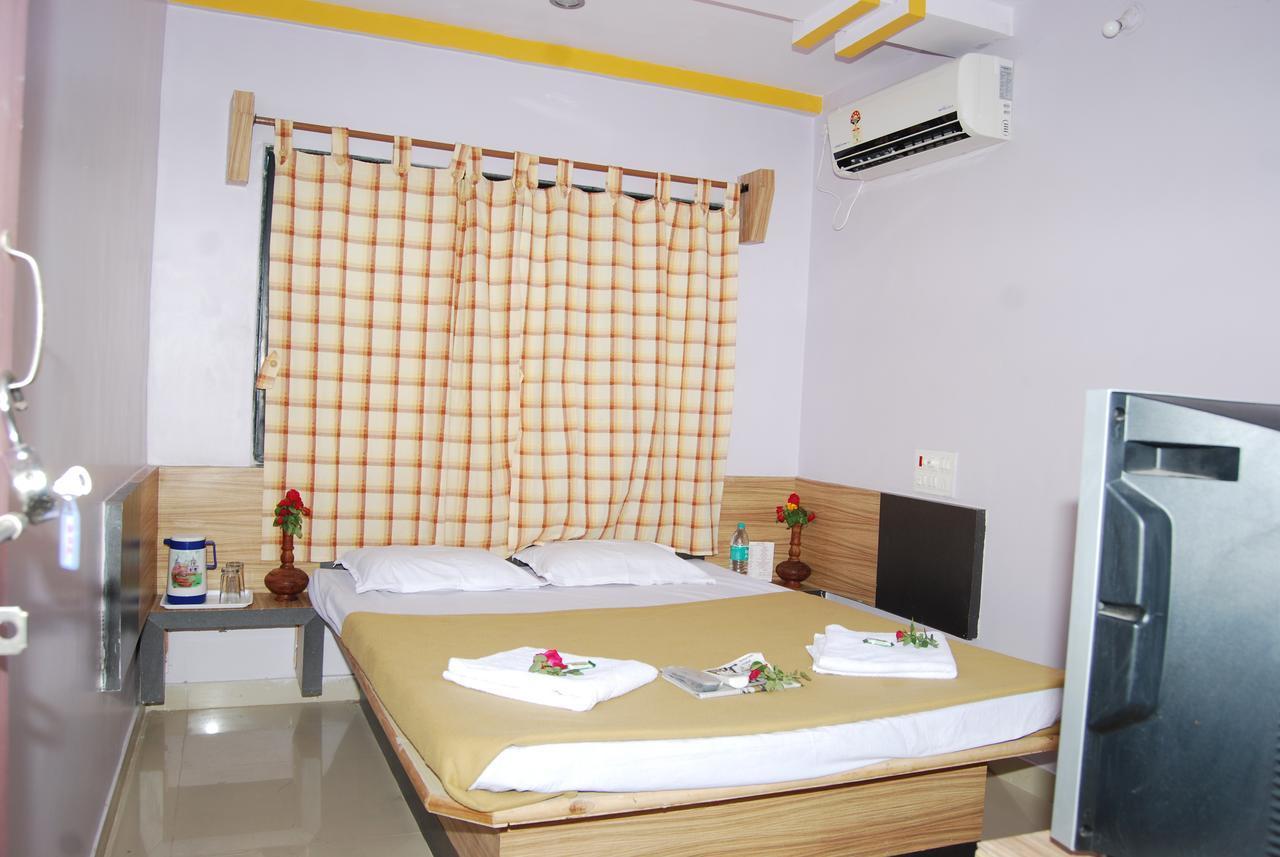 Hotel Utsav Shirdi Exteriör bild