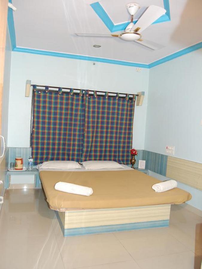 Hotel Utsav Shirdi Exteriör bild